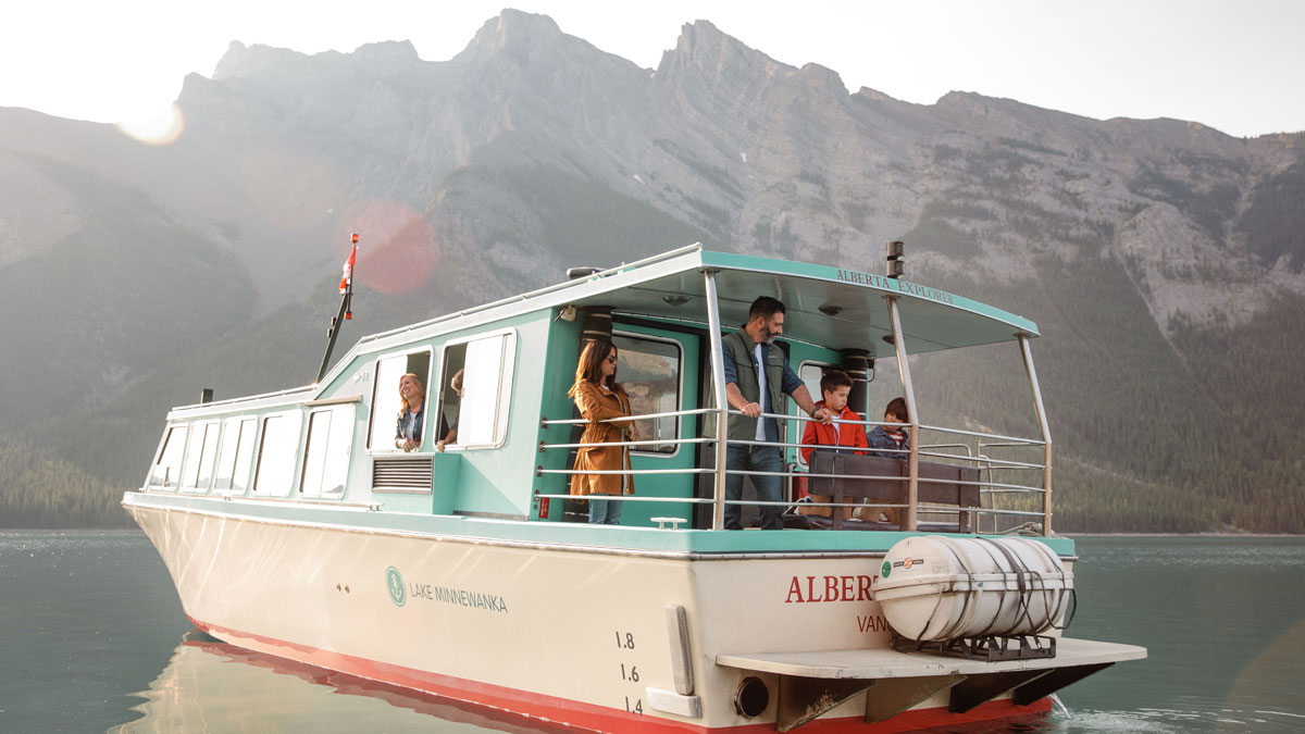 Lake Minnewanka Cruise Family • Banff, AB Lake Minnewanka Cruise Family • Banff, AB